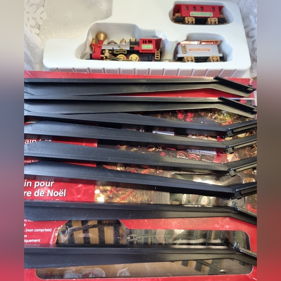 Christmas Tree Train Set - Red and Black - Picture 7 of 10